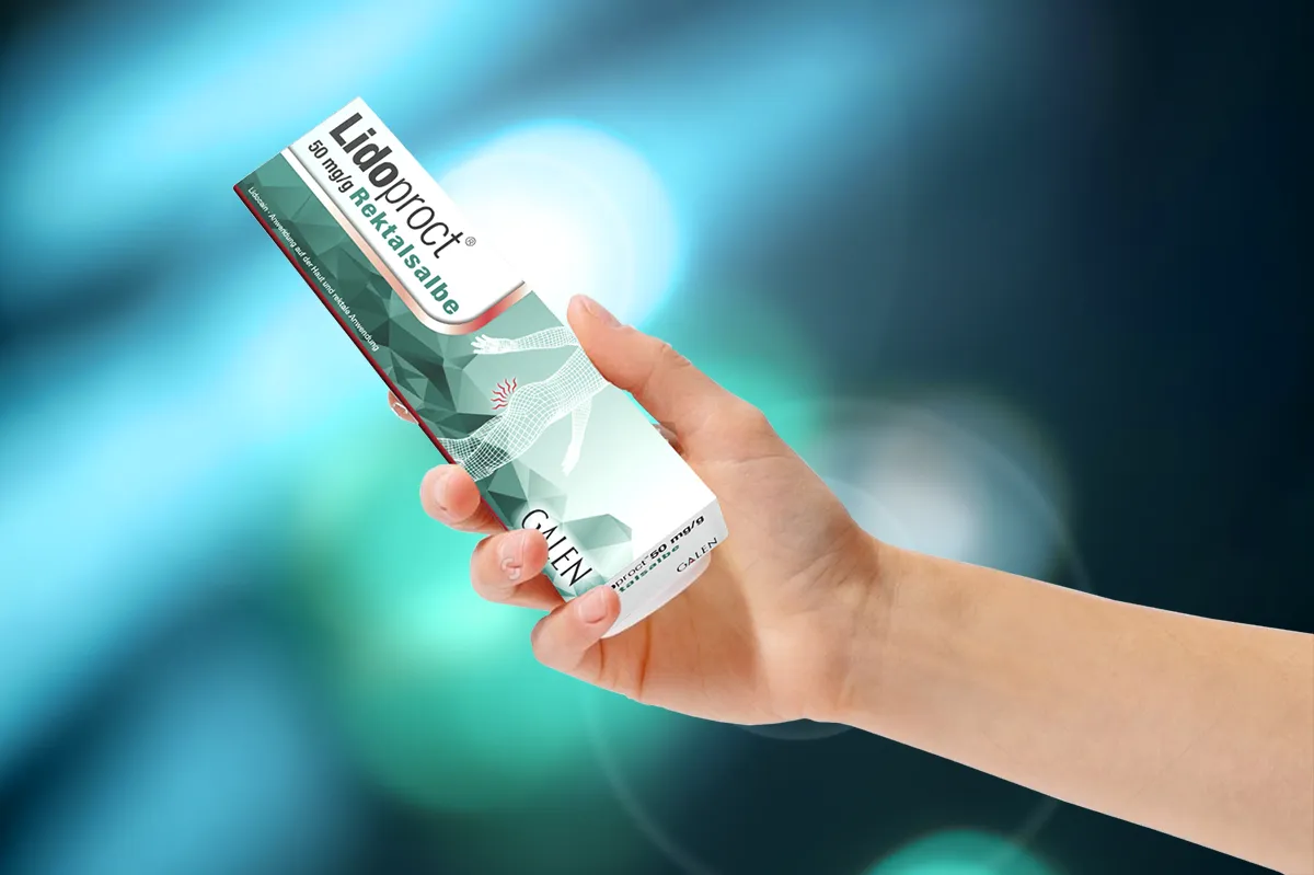 Mein Helfer bei Schmerzen und Jucken Lidoproct Pack in einer Hand