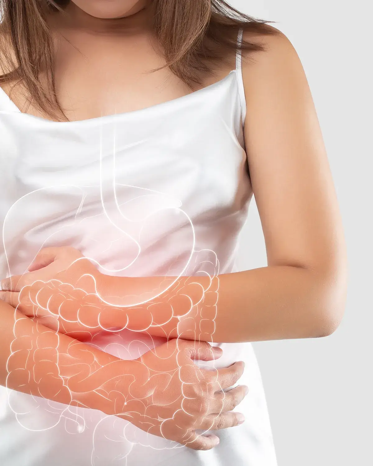 analfissuren-definition-und-ursachen Eine weibliche Person, die beide Arme verschränkt vor der Magengegend hat. Schemenhaft ist der Verdauungstrakt drübergelegt und der Darmbereich rötlich hervorgehoben