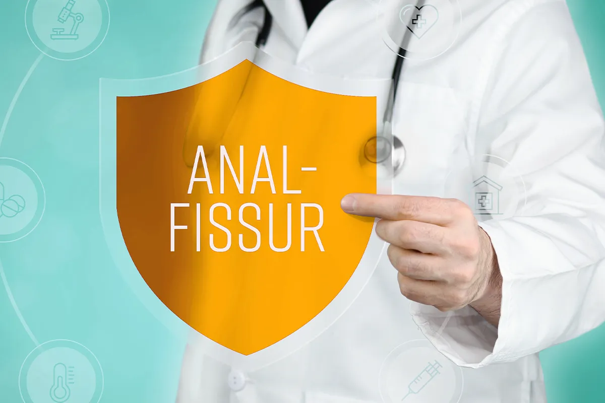 Ein medizinischen Personal, welches ein Schild in Form einen gelbliches Schutzschildes mit der Beschriftung Analsfissur in der Hand hält
