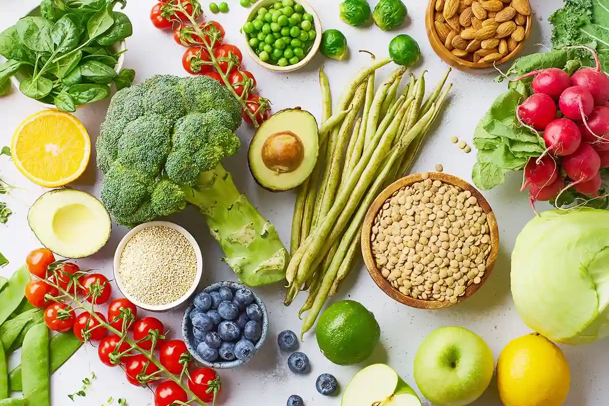 Eine Kollage vieler Gemüse-, Obst- und Nuss Sorten