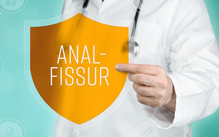 Ein medizinischen Personal, welches ein Schild in Form einen gelbliches Schutzschildes mit der Beschriftung Analsfissur in der Hand hält
