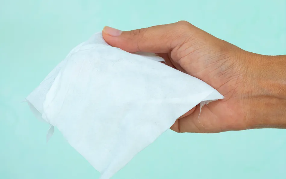 Ein Stück Papier in einer Hand