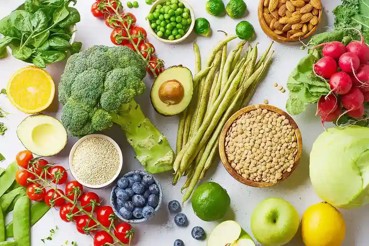 Schmerzen beim Stuhlgang richtige Ernährung Eine Kollage vieler Gemüse-, Obst- und Nuss Sorten