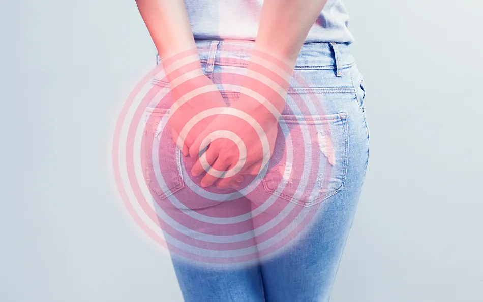 Eine Person hält sich beide Hände in der Höhe Ihrer Jeanshosentaschen auf das Gesäß. Schemenhaft sind rötliche Kreise über die gehaltene Stelle gemalt