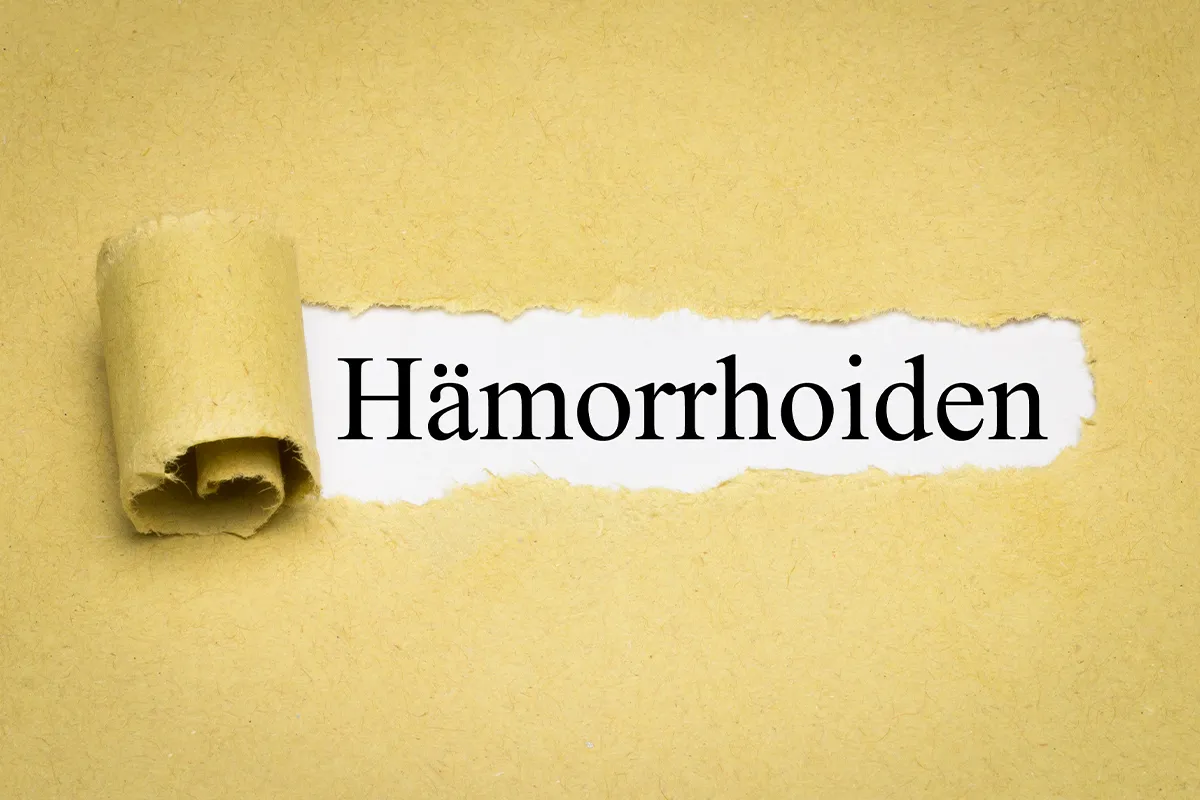 Ein recyceltes Papier, wo ein Stück rausgerissen ist und dieses Stück zusammen gerollt, steht im Freien Bereich Hämorrhoiden